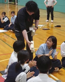 記念品を受け取る緑陵高校の生徒の写真