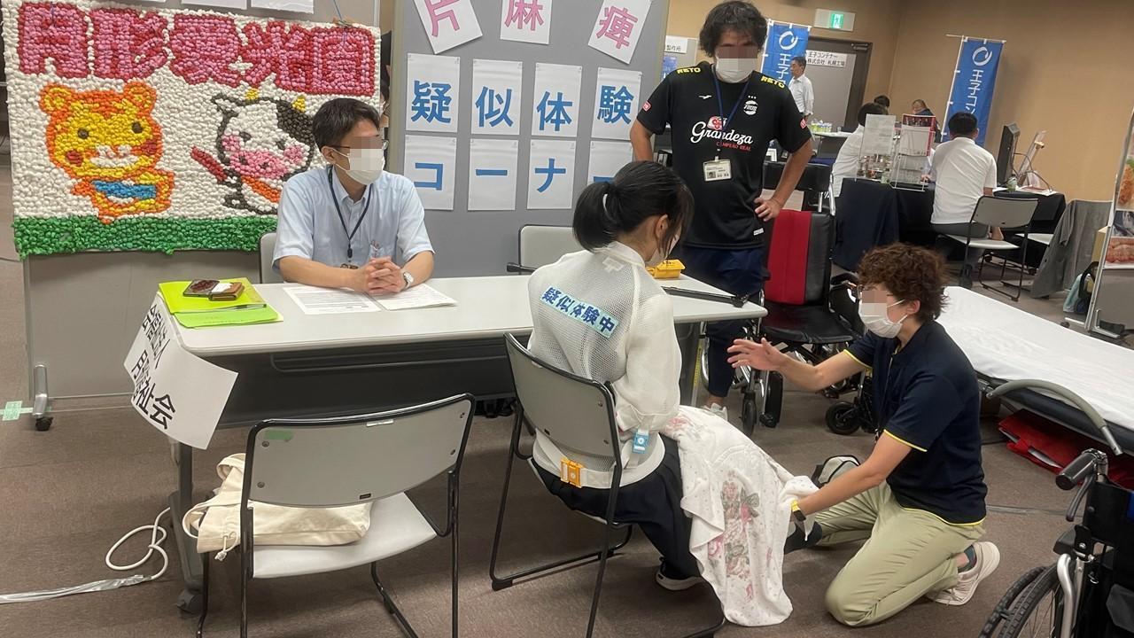片麻痺体験をする様子