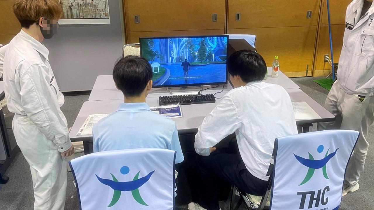 ドローンの操作体験をする様子