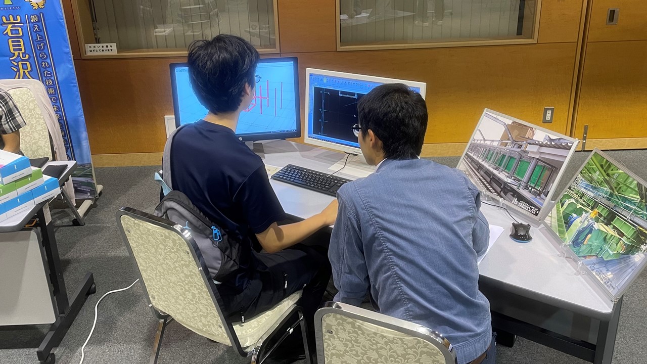 図面作成を体験する様子