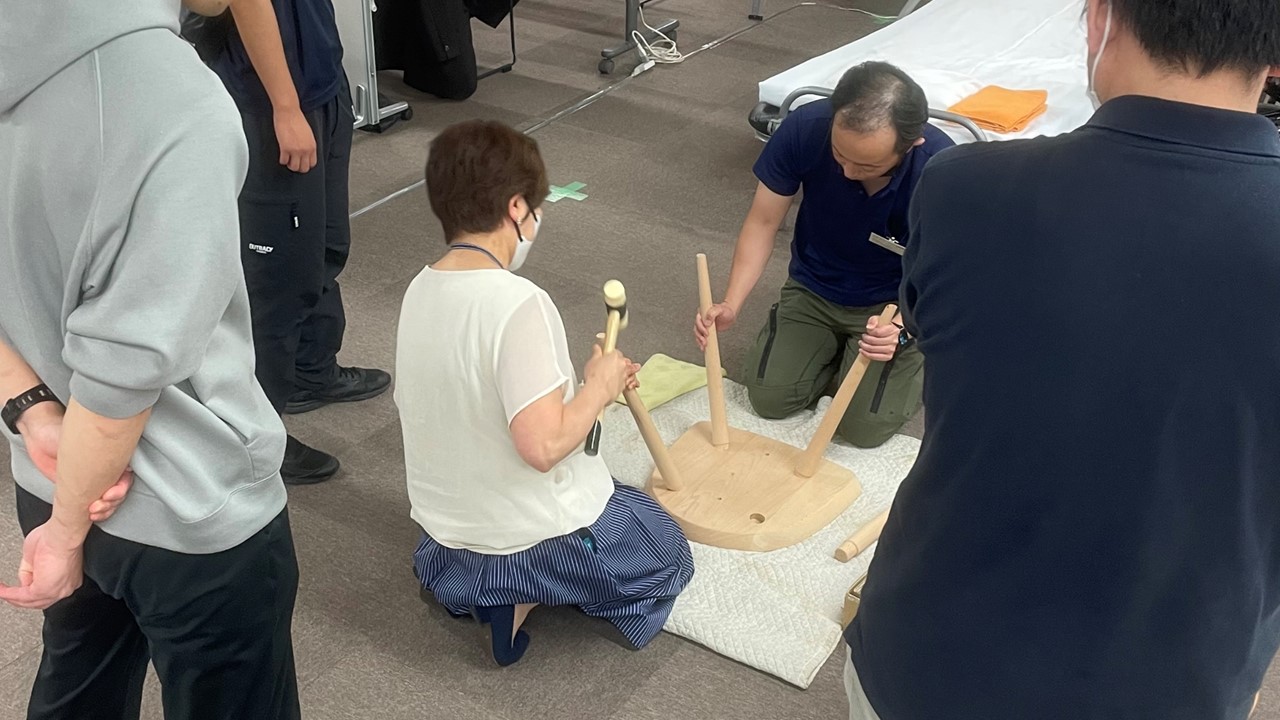 椅子の組み立て体験をする様子
