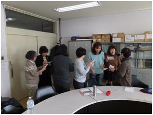 受講者同士が力を合わせて課題に取り組んでいる写真