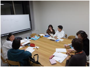 2人1組で力を合わせて課題に取り組んでいる写真