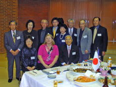 栗沢町国際交流協会の方たちとキャンビー市姉妹都市協会会長ナンシー・ウィルムズ氏との集合写真