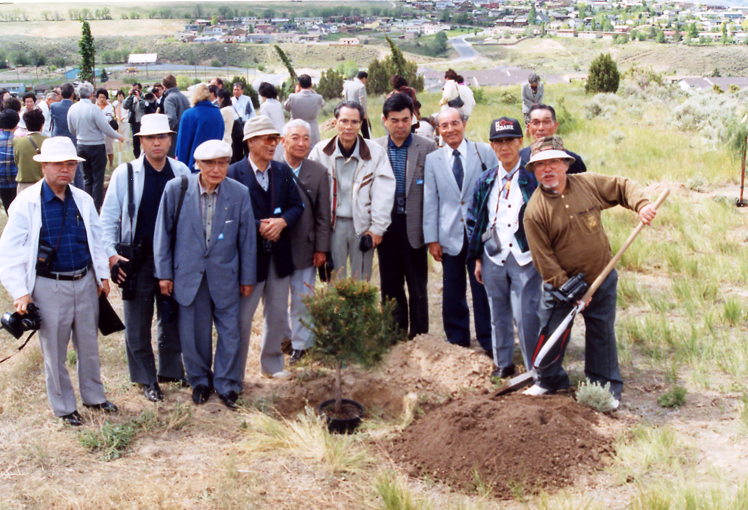 ポカテロ市内のSister City Parkにて記念樹植樹を行う岩見沢市の訪問団の写真