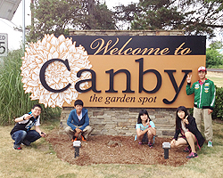 キャンビー市の看板の前で記念撮影してい中学生訪問団員たちの写真