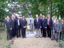 2004年6月21日に来訪した陳陽進氏を団長とする訪問団が胸像に献花された際の写真