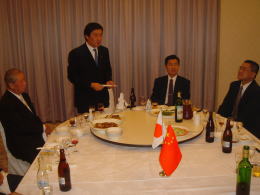 2005年9月9日に食事の並べられた机を囲み旧交を温めている様子の写真