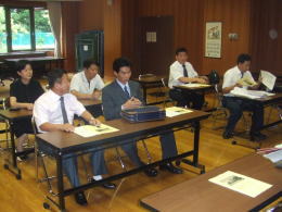 2006年8月28日に食品加工業の視察をされる人民政府団4名の写真