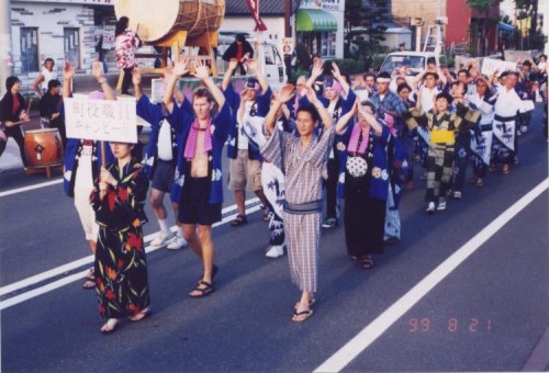 栗沢町を訪れた訪日団の方たちが浴衣を着て千人踊りをしている写真