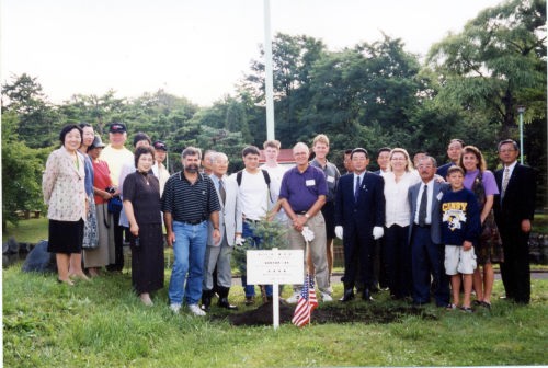 訪日団の方たちの来町記念に植樹を行った場所で撮影した集合写真