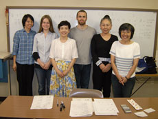 日本語教室の参加者と鎌田先生と鎌田先生の集合写真