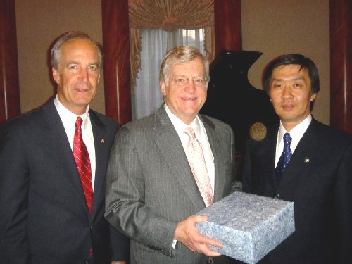 トーマス・シーファー駐日米国大使およびケンプソーン知事とともに記念撮影に応じる渡辺市長の写真