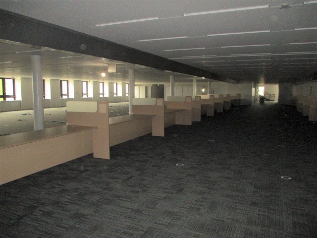 奥までカウンターのようなものが並んでおり、手前の通路には何も設置されていない工事経過の写真