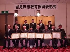 大勢の表彰者が並んで記念撮影している写真