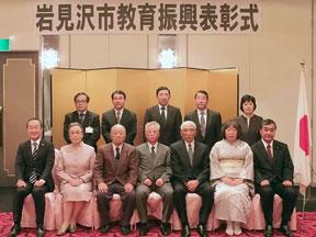 教育委員会関係者と表彰された5名の方の集合写真