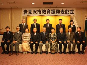 教育委員会関係者と表彰された7名の集合写真