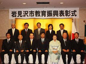 教育委員会関係者と表彰された7名の集合写真