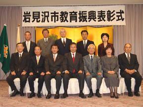 教育委員会関係者と表彰された6名の集合写真