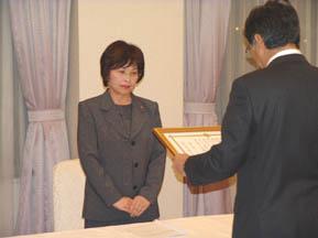受賞者の前川熙美子さんが表彰されている様子の写真