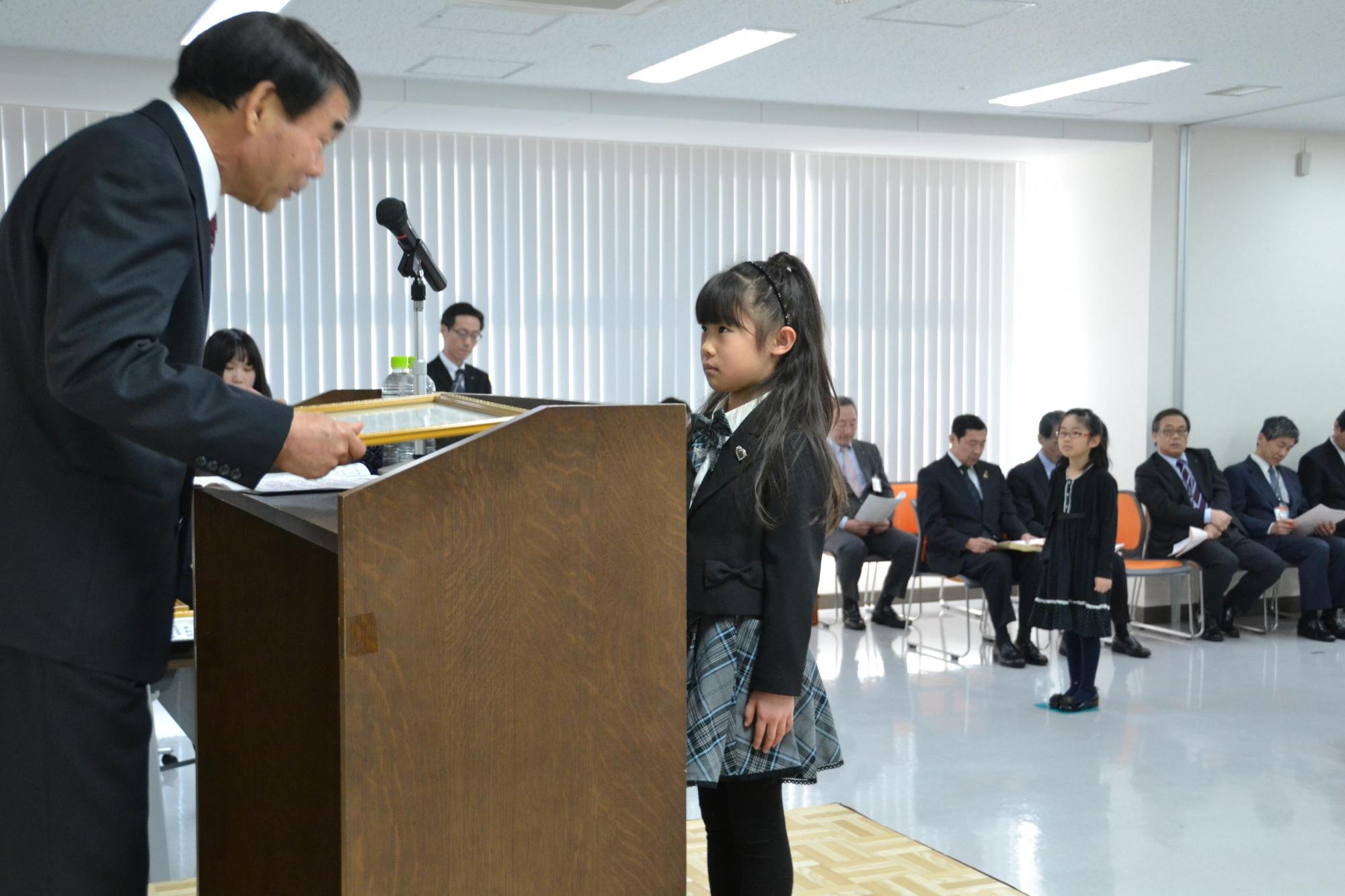 体育・文化活動等で活躍した生徒を表彰している写真