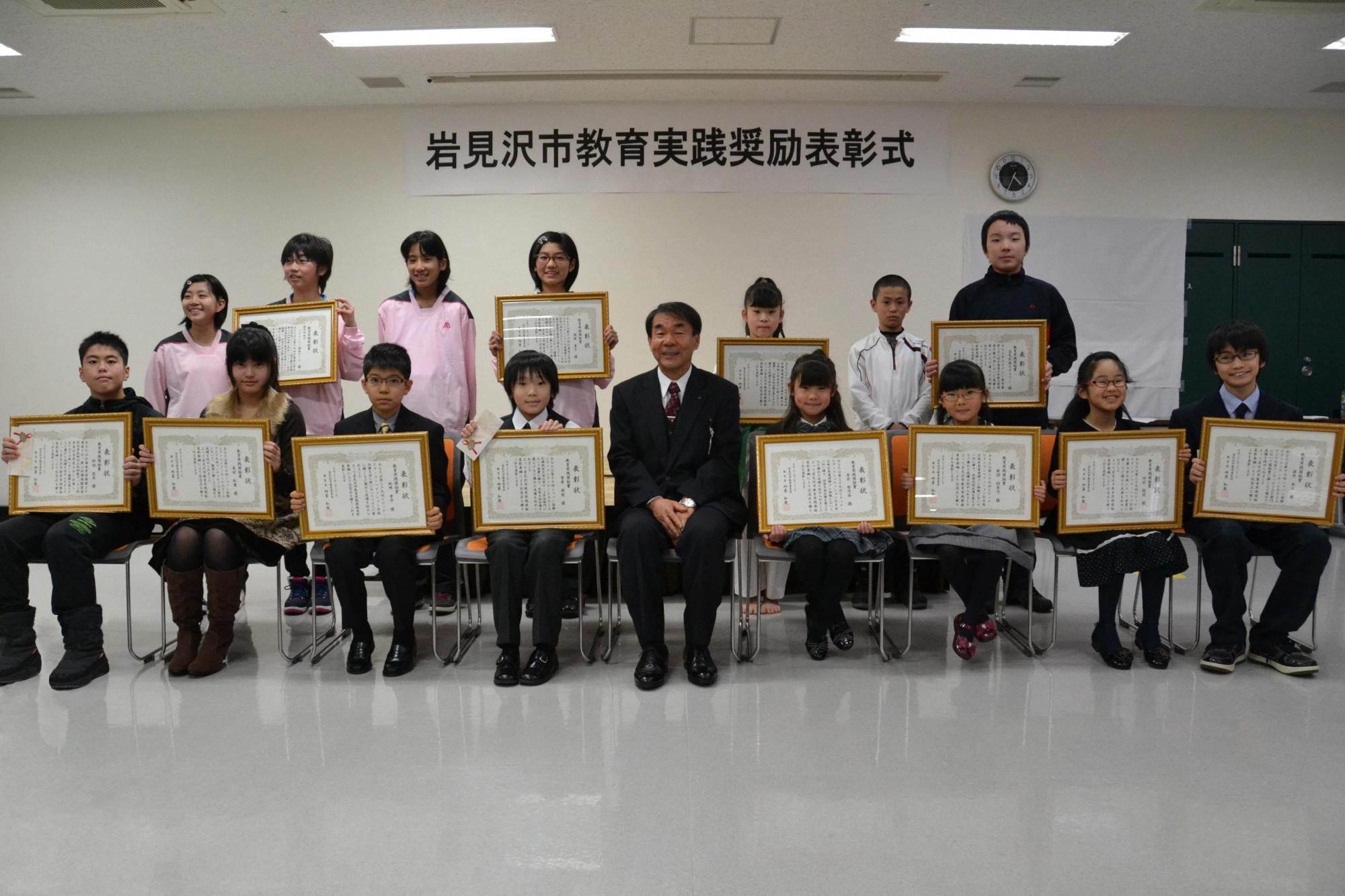 受賞者の皆さんで椅子に座って記念撮影をしている写真