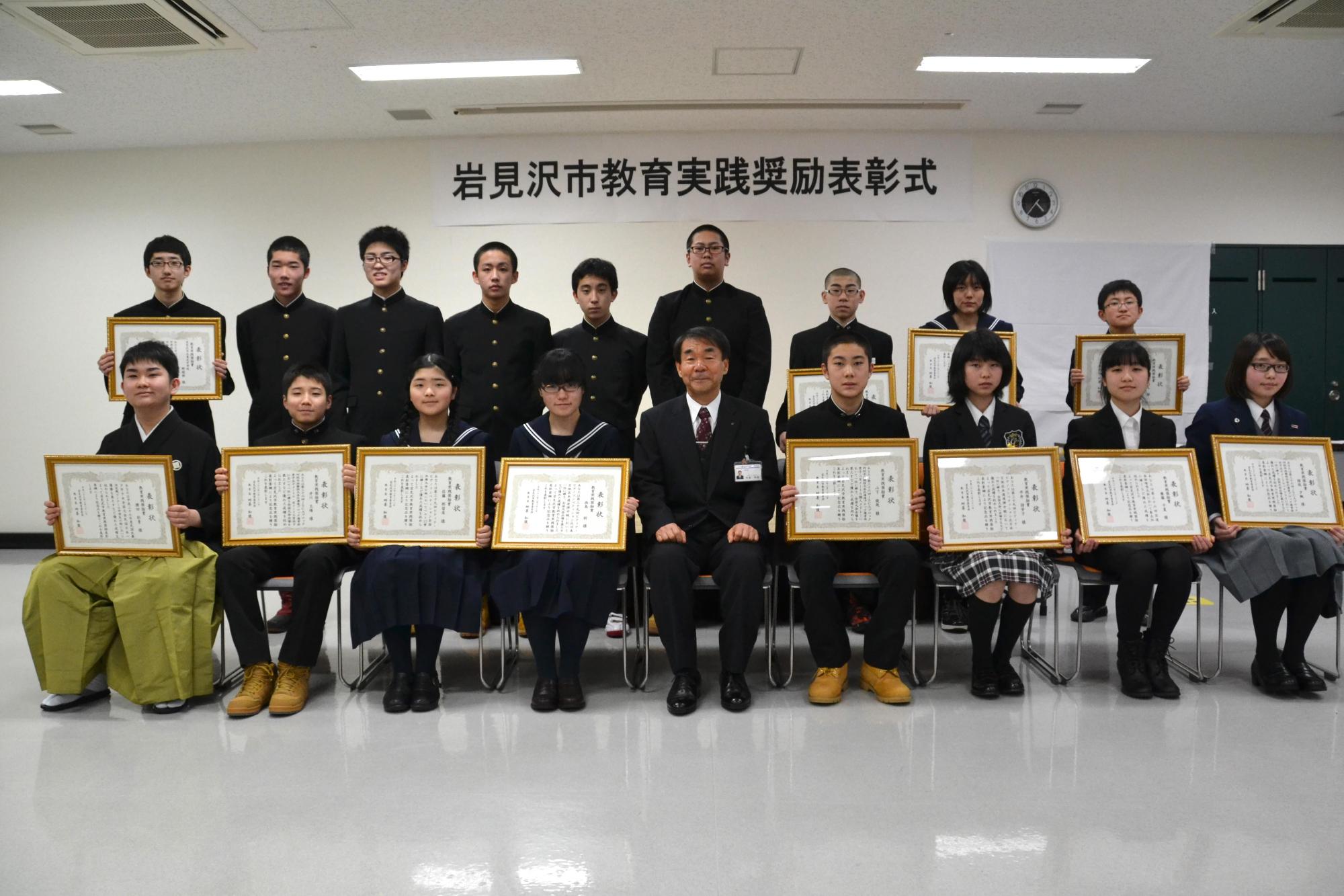 受賞者の皆さんで賞状を掲げて記念撮影している写真