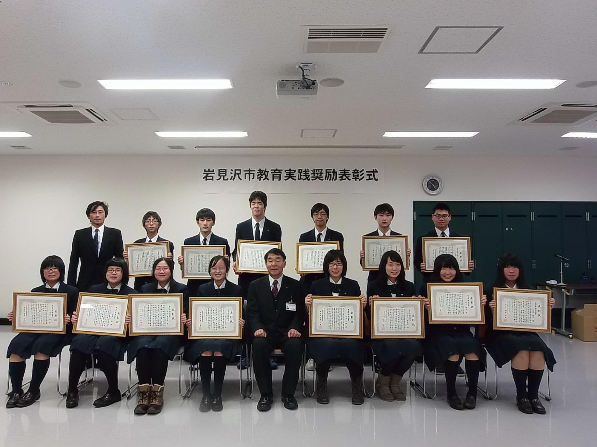 制服を着た男女生徒が多数いる受賞者の集合写真