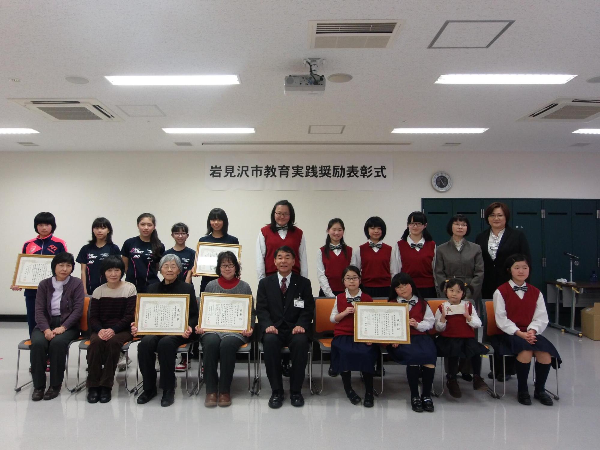 チームごとに賞状を持っている受賞者の集合写真