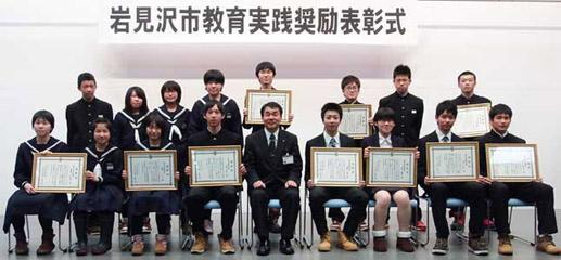 中学生受賞者のみなさんが賞状を掲げて写っている集合写真