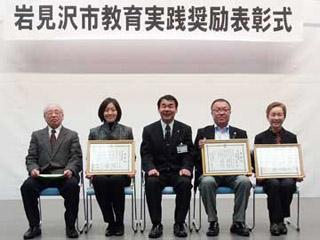 一般受賞者のみなさんが賞状を掲げて写っている集合写真