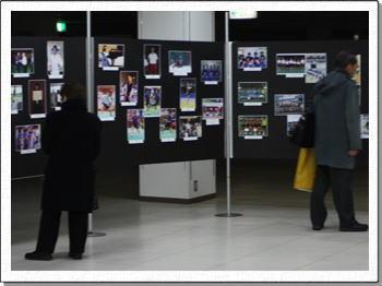 第一ポルタビルの会場の写真展を見る二人の男性の写真