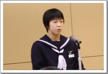 教育実践奨励表彰受賞者代表であいさつをする玉置さんの写真