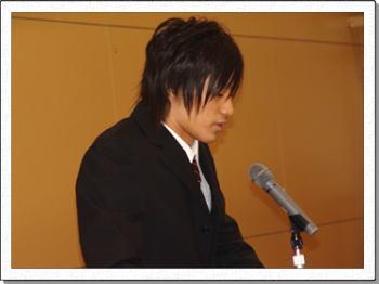 教育実践奨励表彰で受賞者代表としてあいさつしている男子高校生の写真