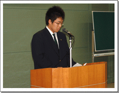 受賞者を代表して挨拶をしている横山善朗さんの写真