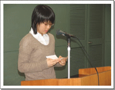 教育実践書冷表彰受賞者代表であいさつする女子生徒の写真