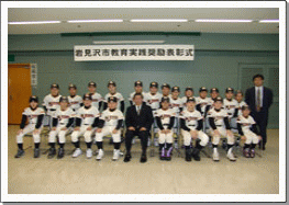 野球のユニフォームを着た21名の団体受賞者たちの写真