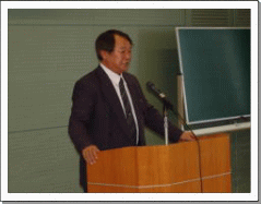 受賞者の代表としてあいさつする様子の今井さんの写真