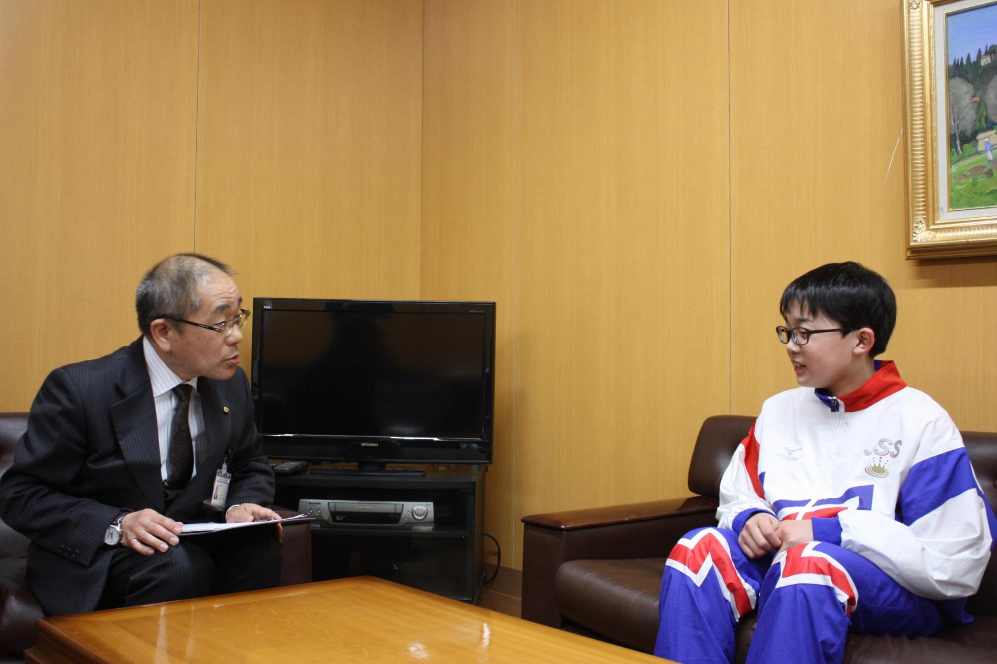 教育長と諏訪さんが椅子に座り対話をしている様子