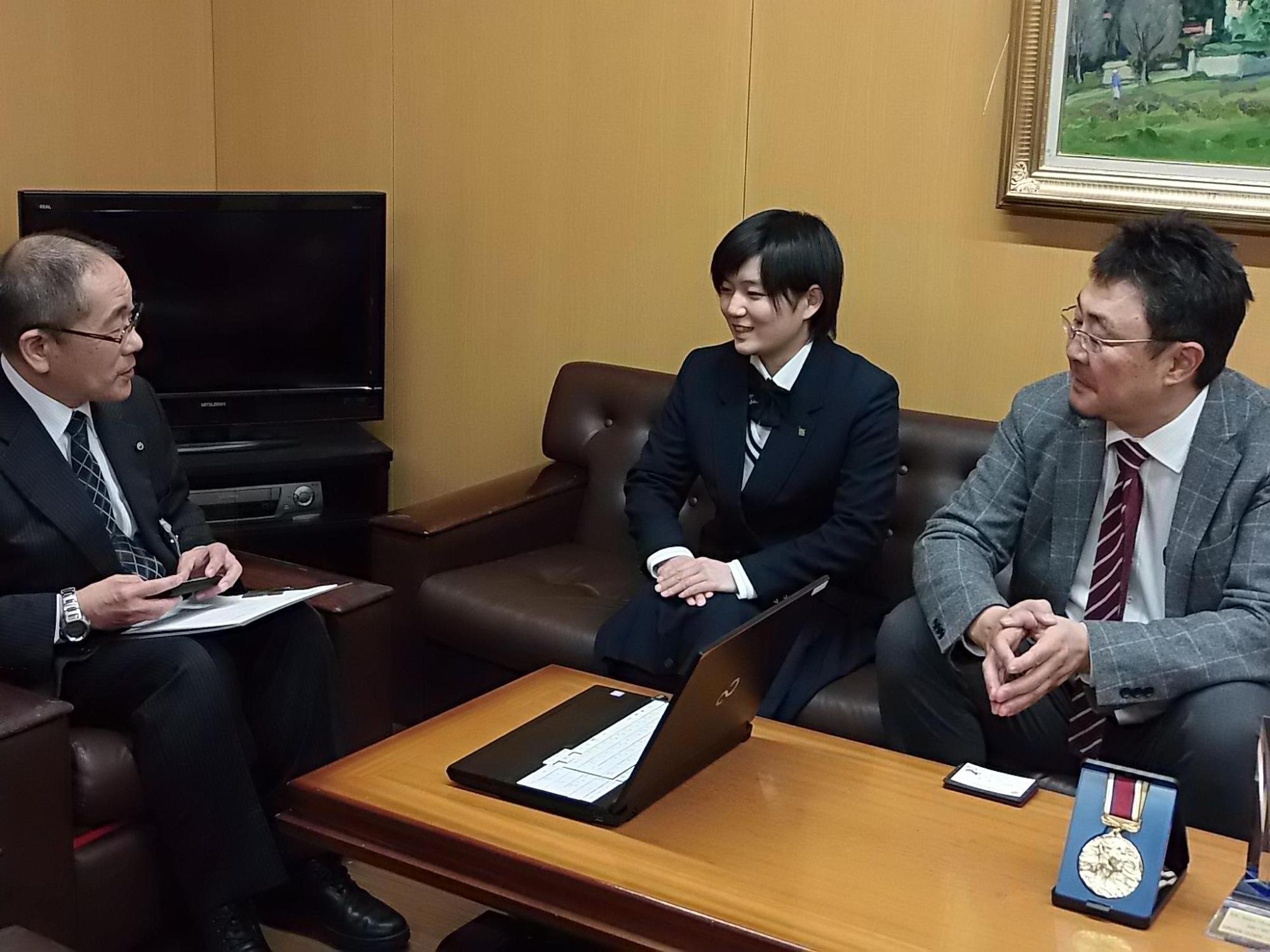 教育長と制服姿の藤原さんが対話をする様子