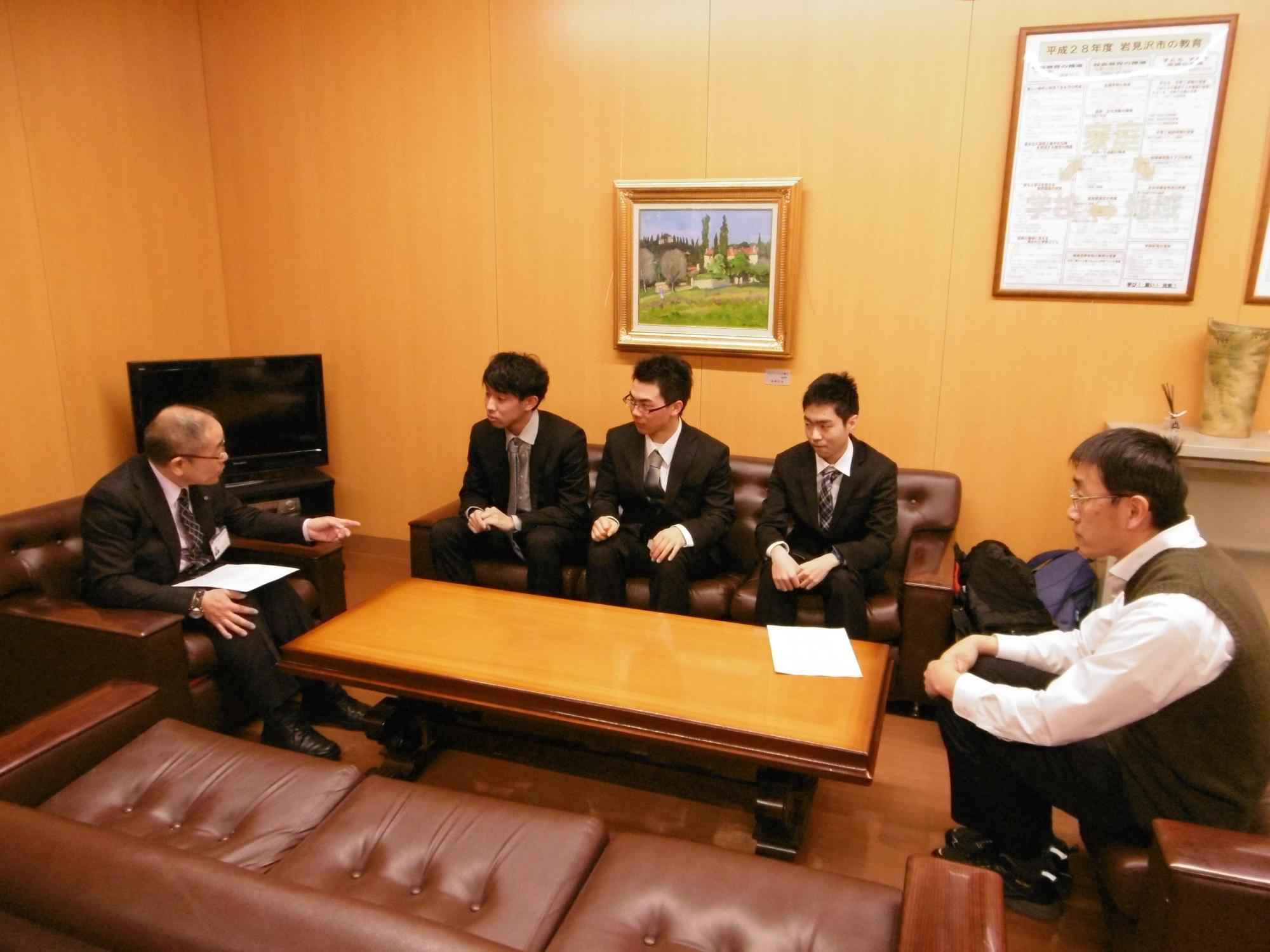 教育長と3人の男子生徒が対話をする様子