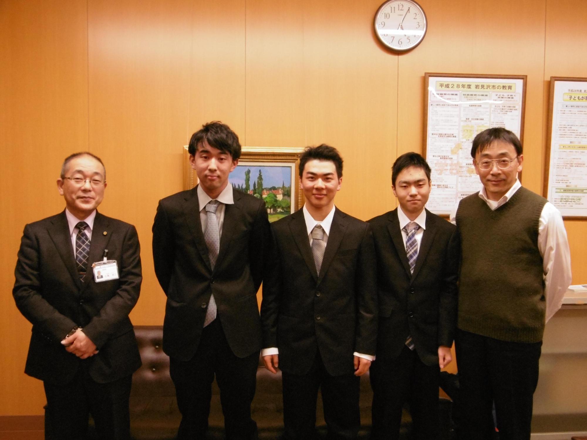 左から教育長、3人の男子生徒、1人の男性が並んでいる記念写真