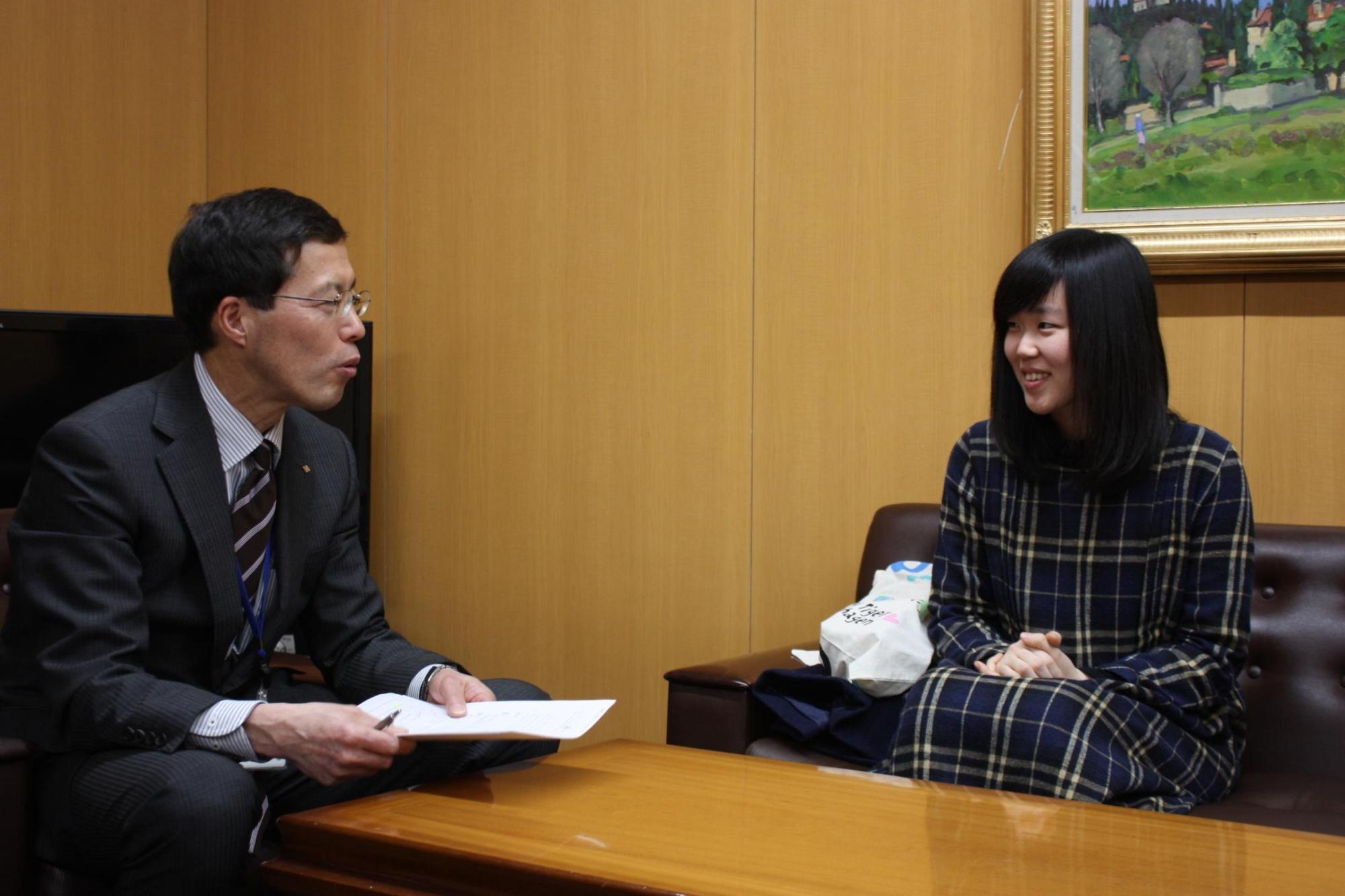 スーツを着た男性と川北さんが対話をする様子