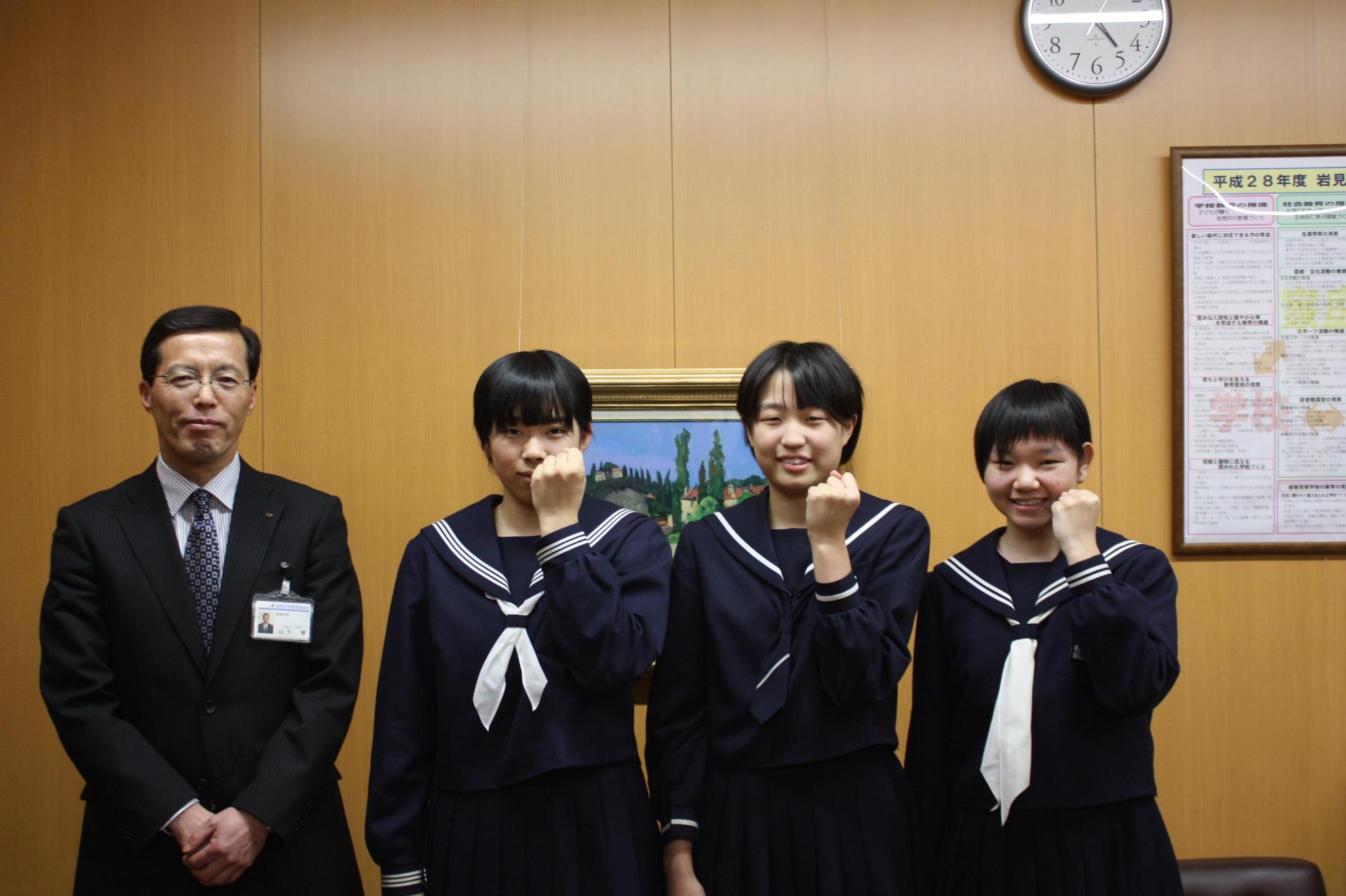 左からスーツを着た男性、北海道代表に選抜された3人の選手たちが立ち並んだ写真