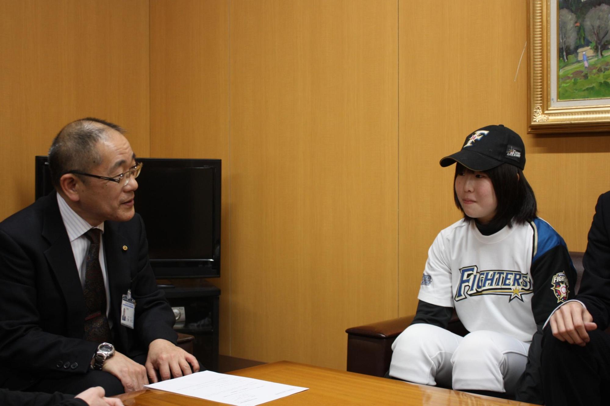 教育長とユニフォーム姿の川瀬さんが対話をする様子