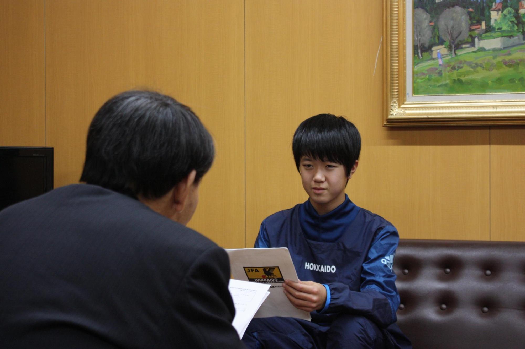 教育長と中野さんが向かい合い資料をもって話し合う様子の写真