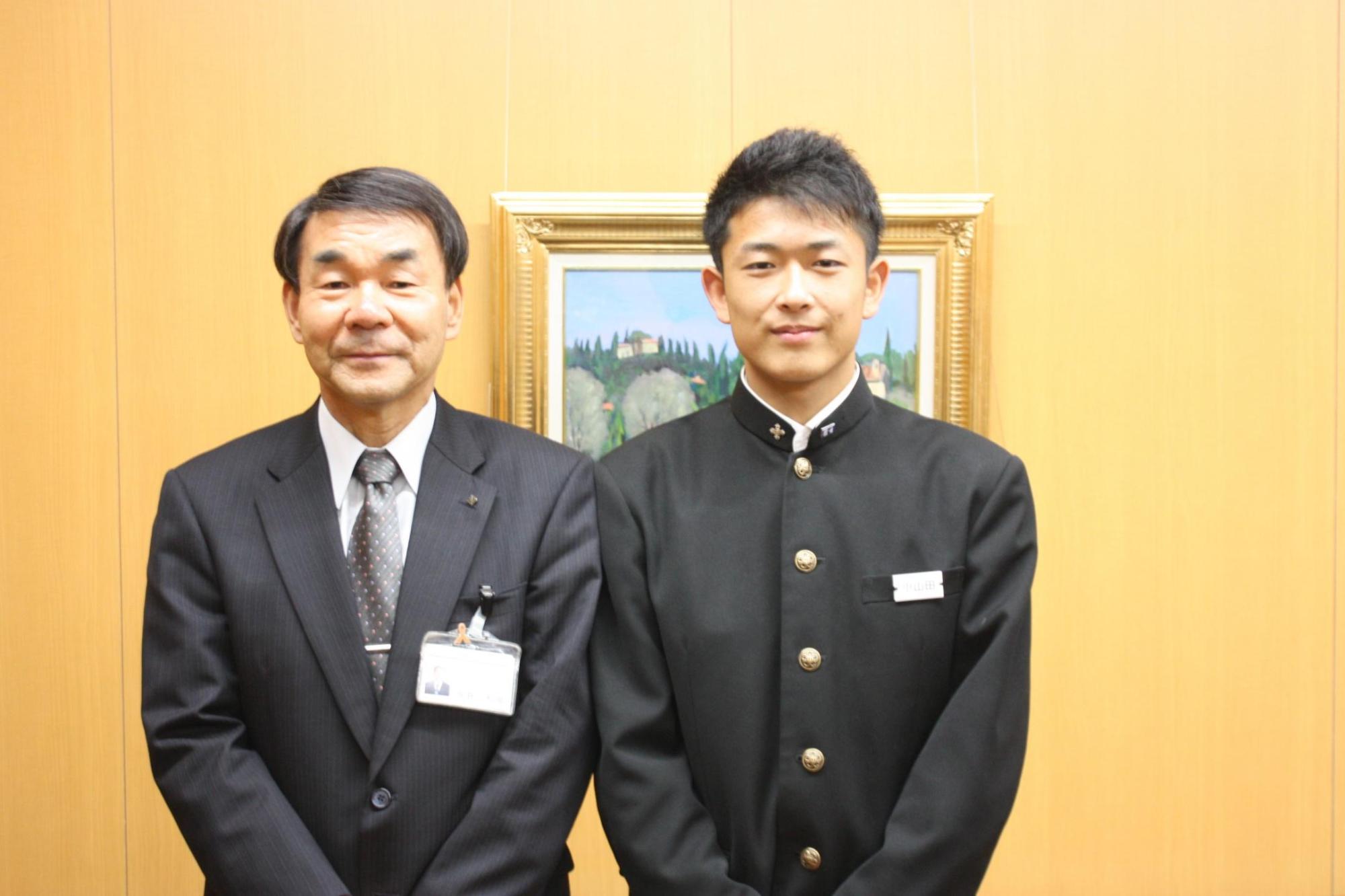 教育長と小山田さんが横に並びこちらを向いている写真