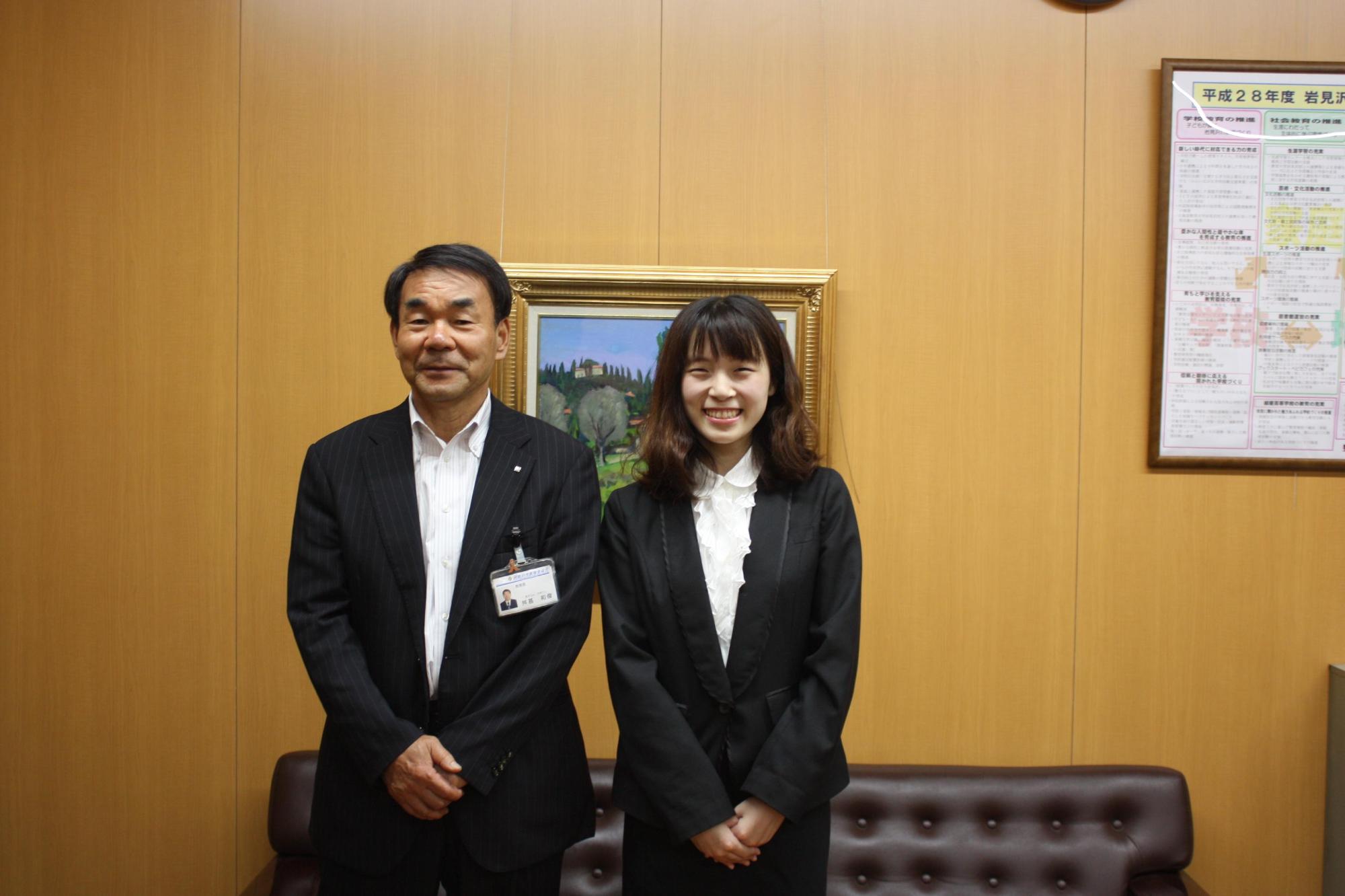 並んで立つ笑顔の教育長と日向さんの写真