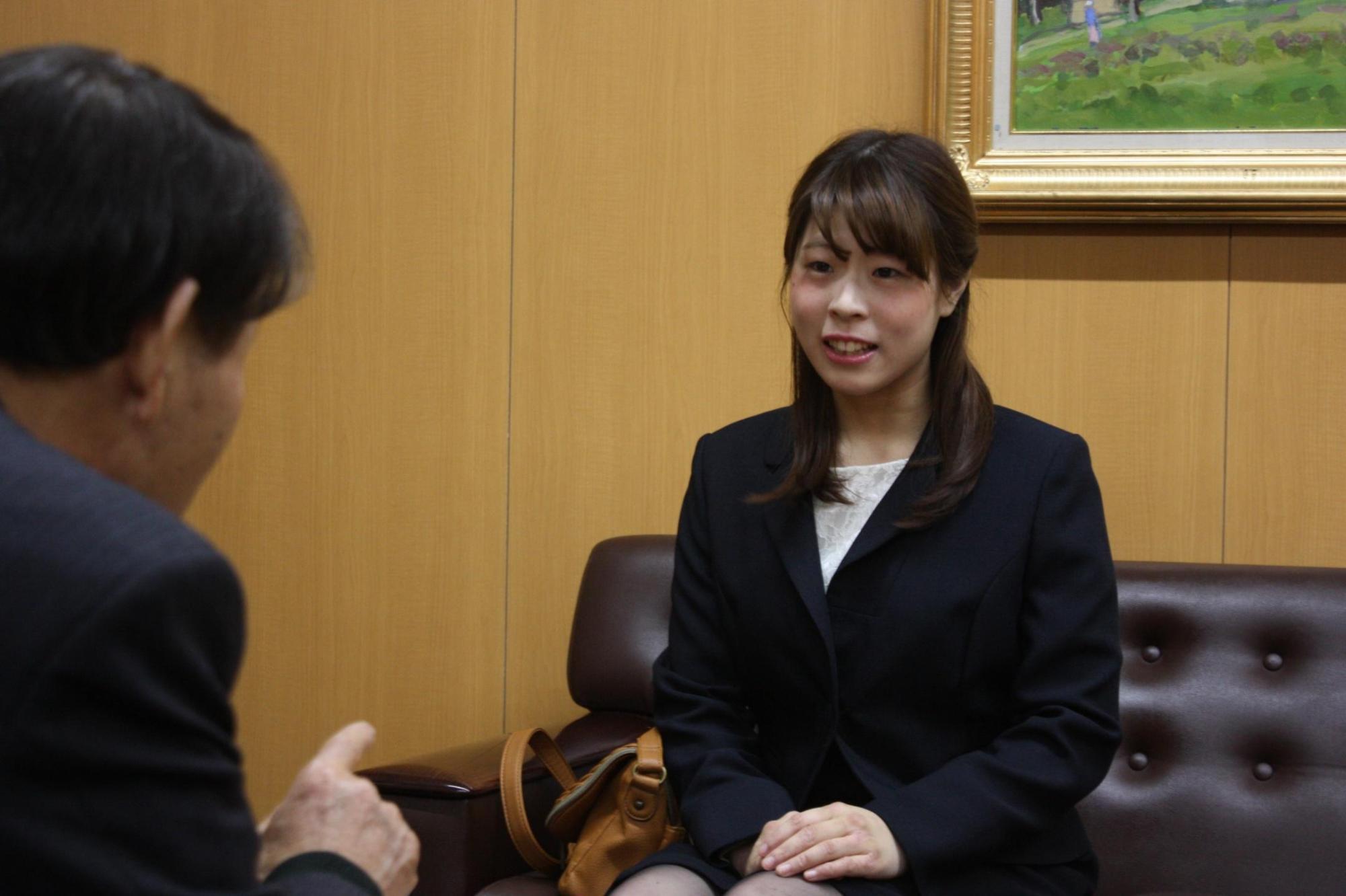 岩見沢市教育長と月下 愛実さんが談笑している様子を撮影した写真