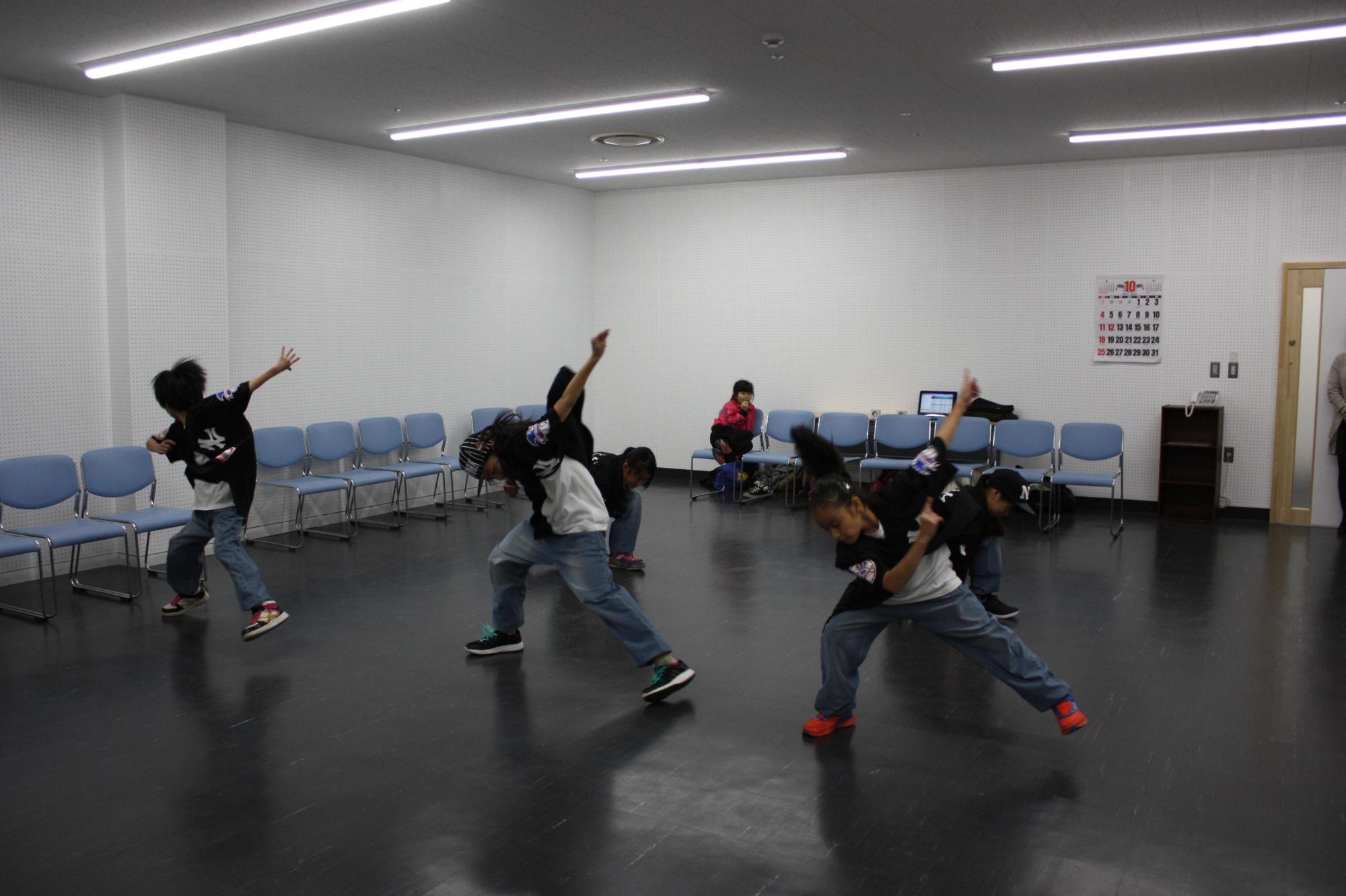 Baby Beat Kidsのメンバーがダンスを踊っている様子を撮影した写真